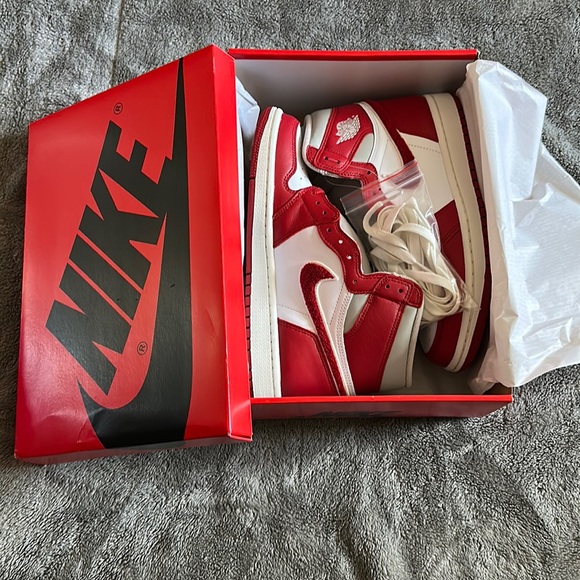 Women’s Air Jordan 1 Retro Hi OG - Picture 1 of 5